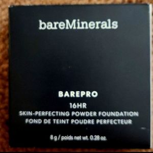 Bareminerals BarePro 16 hours Skin-Perfecting Powder Founder foundation .